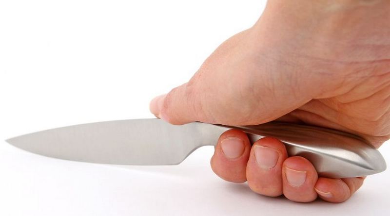 ilustrasi pisau untuk menyayat kemaluan