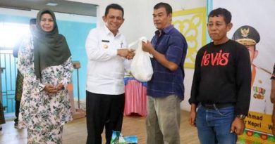 Gubernur Ansar Serahkan Bantuan Sembako untuk Keluarga DTKS Kabupaten Bintan
