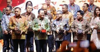 Penerapan QRIS di Kepri Terbaik di Sumatera, Gubernur Ansar Terima BI Awards 2022
