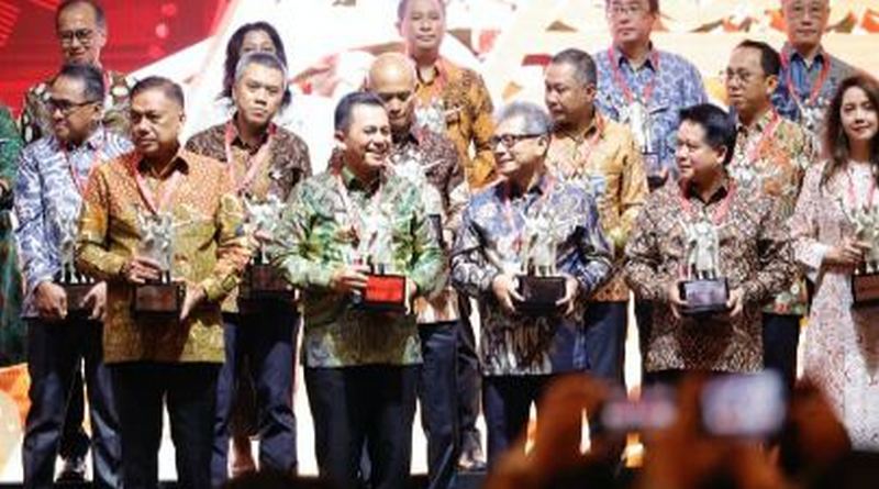 Penerapan QRIS di Kepri Terbaik di Sumatera, Gubernur Ansar Terima BI Awards 2022