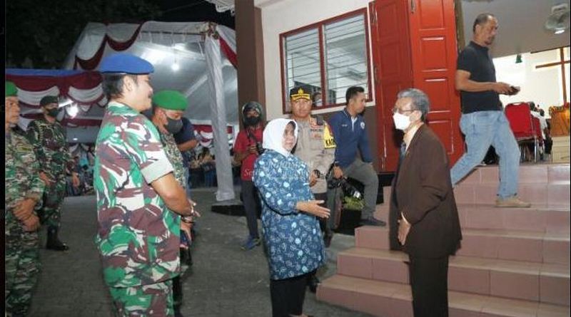 Wali Kota Tanjungpinang Hj Rahma bersama pejabat Forkopimda Tanjungpinang meninjau pelaksanaan Natal di sejumlah gereja, Sabtu (24/12/2022) malam. Foto - diskominfo tanjungpinang