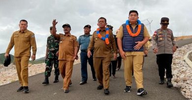 Kunjungi Tambelan, Gubernur Kepri Bawa Berton-ton Pupuk dan Bantuan Lain
