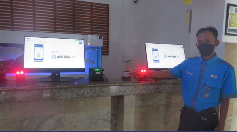 Sudaryanto seorang cleaning service di Stasiun Tugu Jogjakarta menunjukkan lokasi penemuan uang tunai Rp 44 Juta