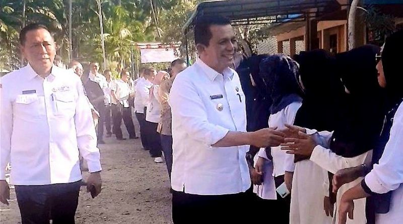gubernur ansar berkunjung ke natuna bantu pendidikan 0987tru