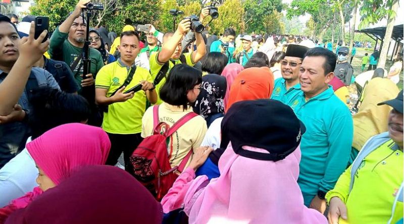 gubernur kepri ansar ahmad di tengah peserta jalan santai kerukunan karimun 2023