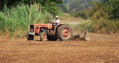 salah satu penemuan teknologi pertanian adalah traktor