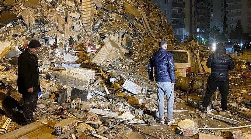 gempa di turki tewaskan rayusan orang