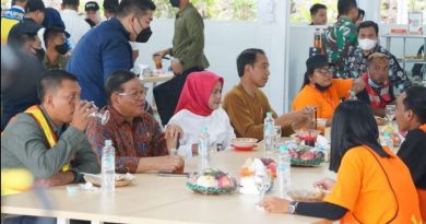presiden jokowi bersama pekerja ikn makan bersama 90756