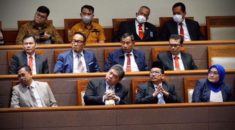 Wamenag Zainut Tauhid dampingi Menko Bidang Perekonomian Airlangga Hartarto, pada rapat Paripurna DPR.