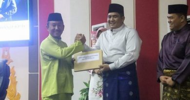 Agus Wibowo Ketua DPRD Bintan menerima LKPj tahun 2022 dari Bupati Bintan Roby Kurniawan disaksikan Sekda Bintan Ronny Kartika