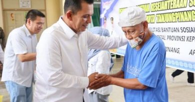 Gubernur Ansar Serahkan Bantuan Sembako di Sekolah Toan Hwa Tanjungpinang