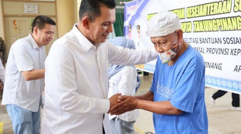 Gubernur Ansar Serahkan Bantuan Sembako di Sekolah Toan Hwa Tanjungpinang