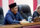 Bupati Bintan Roby Kurniawan memberikan tanggapan soal rekomendasi pengusulan dua nama Cawabup Bintan dari DPP Golkar dalam rapat paripurna didampingi Fiven Sumanti