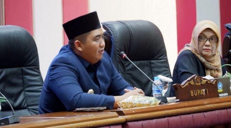 Bupati Bintan Roby Kurniawan memberikan tanggapan soal rekomendasi pengusulan dua nama Cawabup Bintan dari DPP Golkar dalam rapat paripurna didampingi Fiven Sumanti
