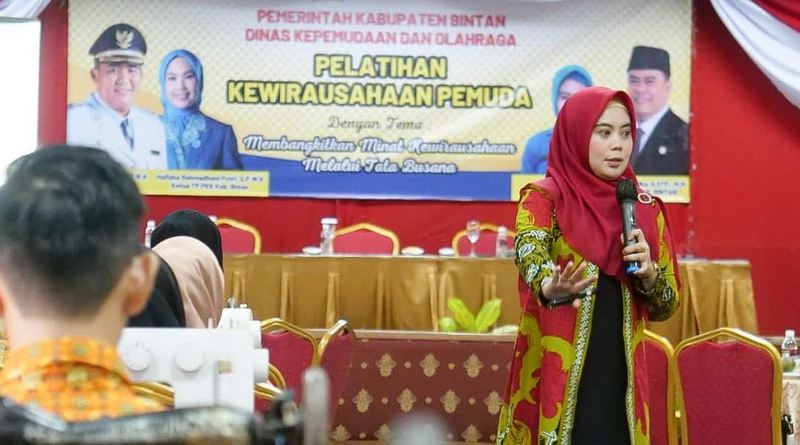 Ketua Dharma Wanita Persatuan (DWP) Kabupaten Bintan, Elyza Riani 7yuhih