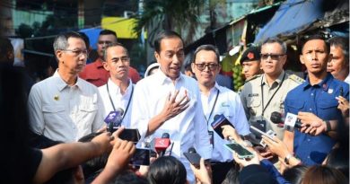 Presiden Joko Widodo memberikan keterangan di hadapan awak media di Pasar Palmerah, Jakarta, pada Senin, 26 Juni 2023