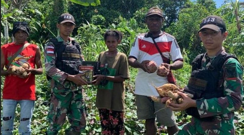 Satgas Yonif 143-TWEJ Borong Hasil Panen Warga Papua