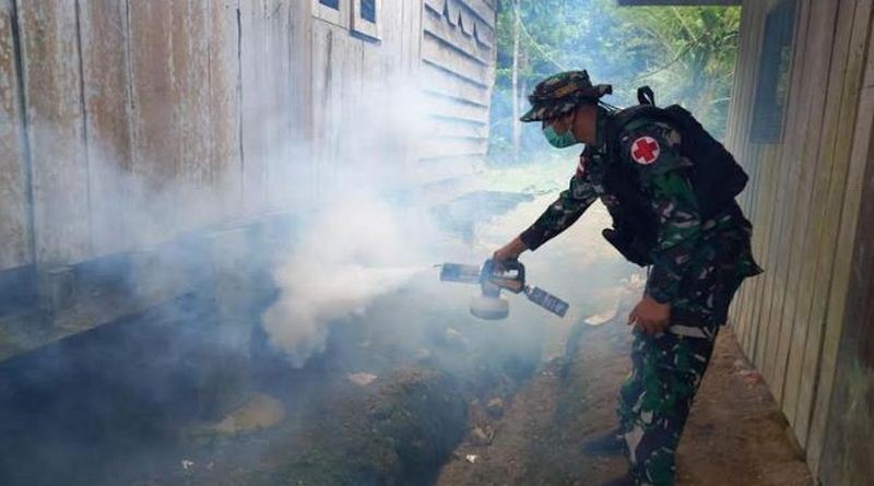 Satgas Yonif Raider 200-BN Pos Muara Nawa melaksanakan pengasapan (fogging) di Kampung Hulu Atas