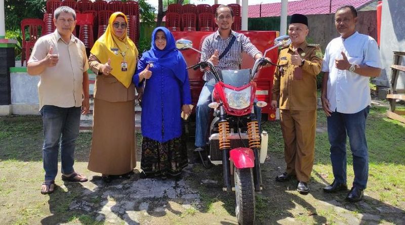 rahma serahkan mototr kaisar kepada rt kelurahan kemboja 76