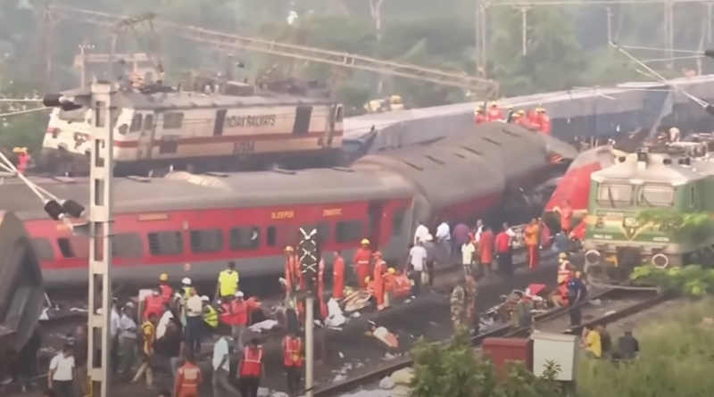 tabrakan 3 kereta api di india