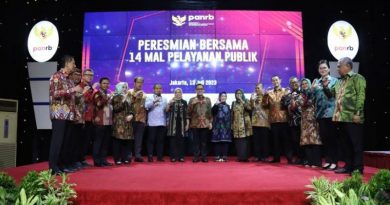 Menteri PANRB Abdullah Azwar Anas bersama perwakilan daerah dalam peresmian bersama 14 MPP, di Kantor Kementerian PANRB, Jakarta