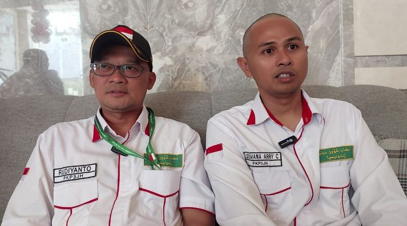 dr. Leksmana dan Rudiyanto, dua petugas yang tergabung dalam tim Safari Wukuh Lansia dan Disabilitas