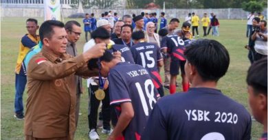 gubernur ansar mengalungkan medali pemenang sepakbola gubernur cup 2023 yyguhui