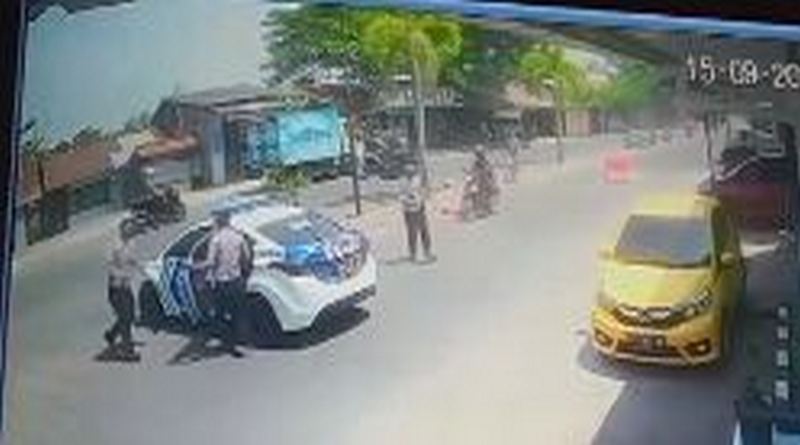 pengadangan mobil polisi di pekalongan 877yuyhj