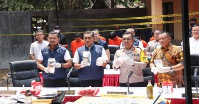 Bareskrim Polri mengungkap peredaran narkoba berupa happy water dan keripik pisang narkotika dari rumah produksi di Bantul, Daerah Istimewa Yogyakarta. 08yh