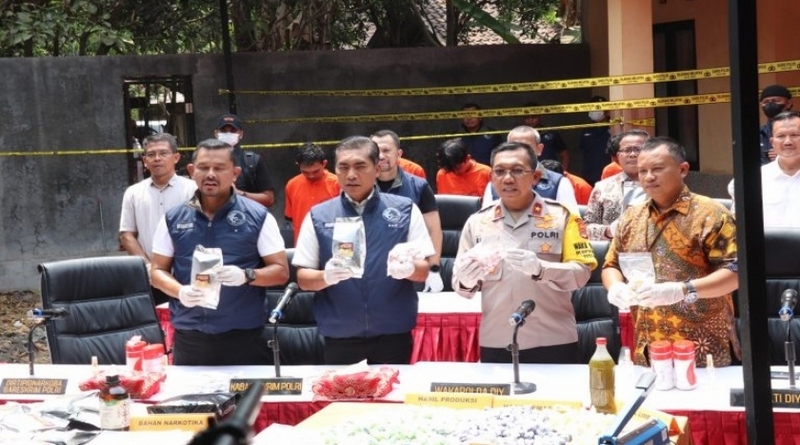 Bareskrim Polri mengungkap peredaran narkoba berupa happy water dan keripik pisang narkotika dari rumah produksi di Bantul, Daerah Istimewa Yogyakarta. 08yh