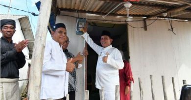 gubernur kepri ansar ahmad menyalakan saklar litrik di rumah warga pulau buluh 090oio