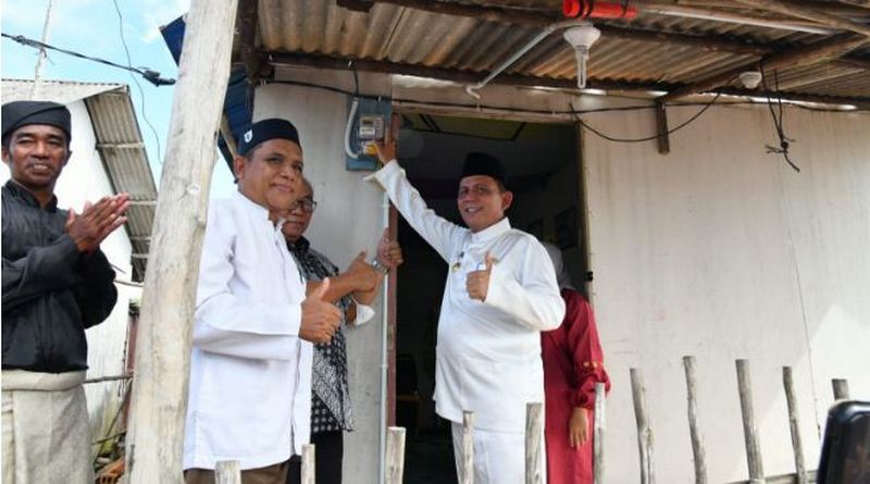 gubernur kepri ansar ahmad menyalakan saklar litrik di rumah warga pulau buluh 090oio