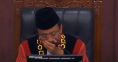ketua mk suhartoyo menangis pidato