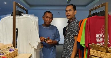 Agus Wibowo Ketua DPRD Kabupaten Bintan meninjau market produk UMKM di pelabuhan BBT Lagoi, dalam kunjungan kerja