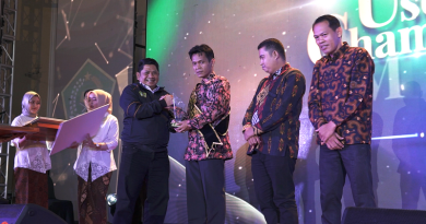 Foto 3_ Direktur Jenderal Pendidikan Islam (Dirjen Pendis) Muhammad Ali Ramdhani memberikan penghargaan kepada pemenang utama User Champion EMIS 4.0 Teladan 2023 Tingkat Provinsi (7_12_23).