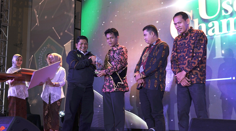Foto 3_ Direktur Jenderal Pendidikan Islam (Dirjen Pendis) Muhammad Ali Ramdhani memberikan penghargaan kepada pemenang utama User Champion EMIS 4.0 Teladan 2023 Tingkat Provinsi (7_12_23).
