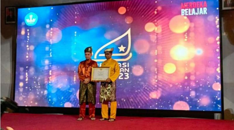 Plt Kepala Dinas Pendidikan Bintan, Firman Setyawan saat menerima penghargaan. 9899