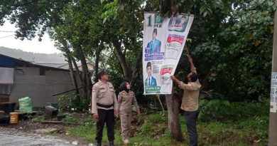 Tim gabungan Panwaslu Kecamatan Bukit Bestari, Satpol PP dan Polres Tanjungpinang menertibkan Spanduk Bacaleg yang dipasang di pohon
