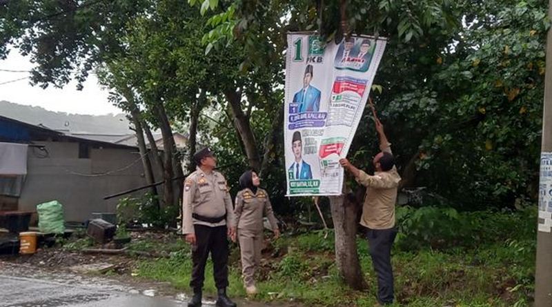 Tim gabungan Panwaslu Kecamatan Bukit Bestari, Satpol PP dan Polres Tanjungpinang menertibkan Spanduk Bacaleg yang dipasang di pohon