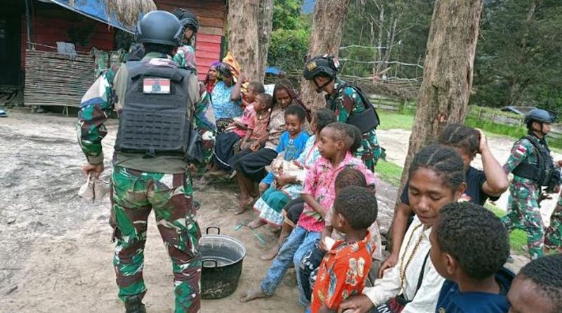 prajurit tni bagikan nasi untuk warga papua pegunungan 9yuhj