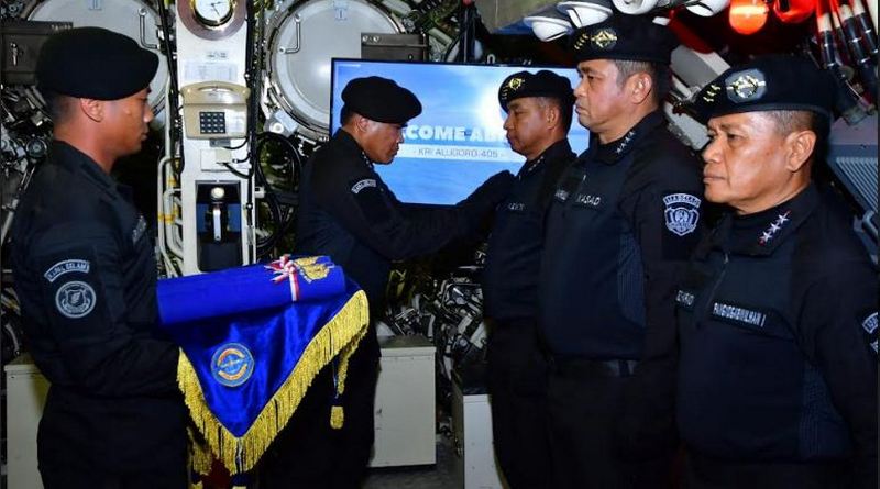 Panglima TNI Terima Brevet Kehormatan Hiu Kencana Kapal Selam TNI AL 0-iojko