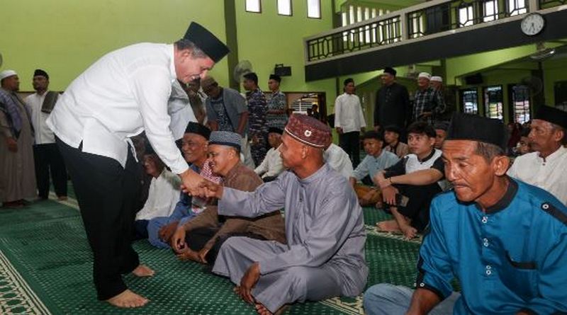 Gubernur Ansar Menutup Safari Ramadan 1445 H Dengan Berbuka Bersama di Masjid Al Aula Dabo Singkep ui