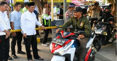 H-2 Lebaran, Gubernur Ansar Tinjau Kelancaran Arus Mudik di Pelabuhan Roro Tanjung Uban iuioo