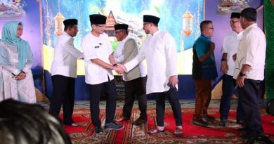 Ketua DPRD Kota Batam Nuryanto (kanan) bersalaman dengan Menparekraf Sandiaga Uno