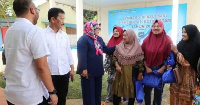 Wali Kota Rudi Bagikan 4.800 Paket Sembako Subsidi di Batuampar hhkj